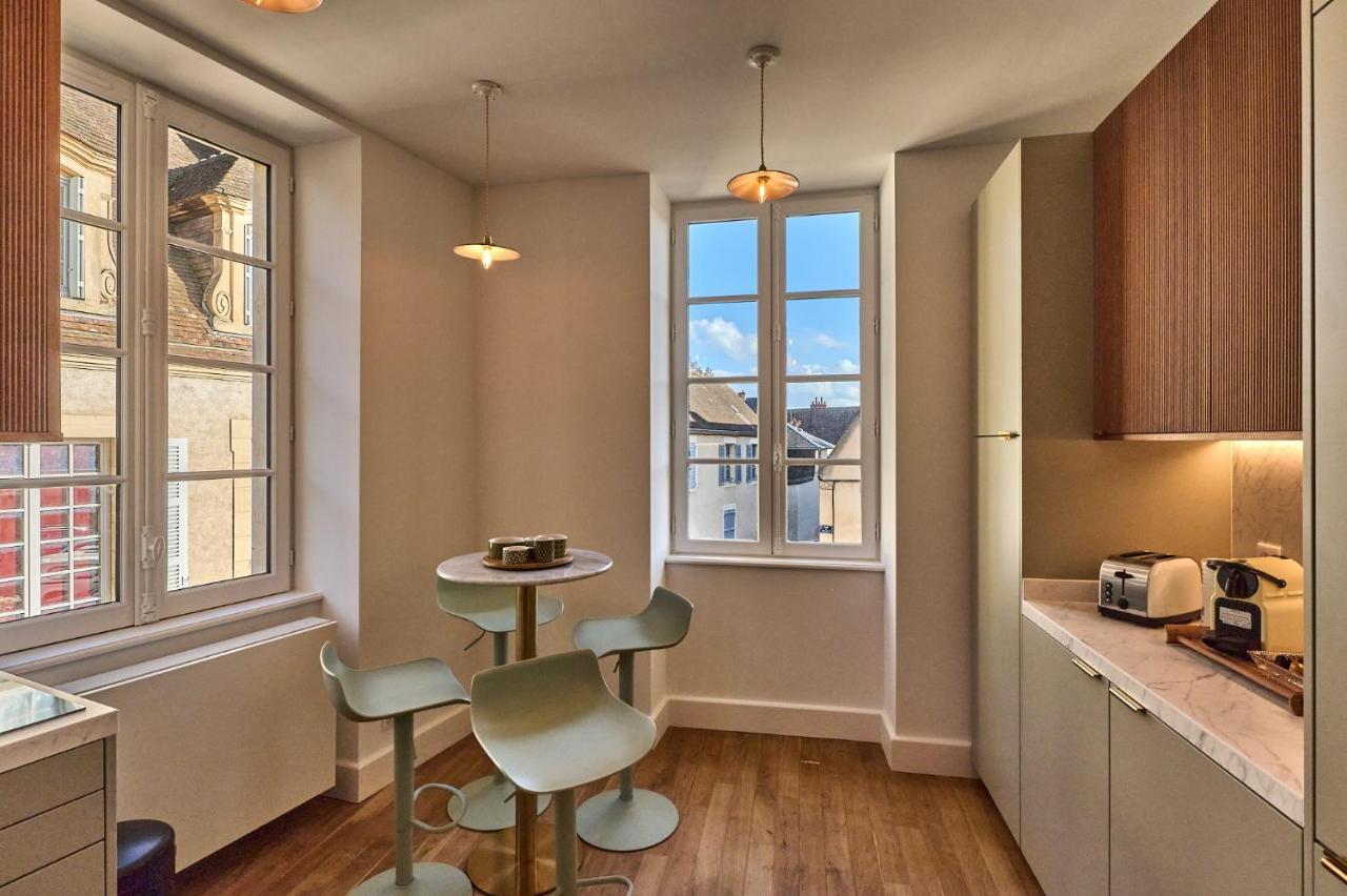 Les Suites Du Palais: Luxe 4-Star Apartment with Cathedral Views Nevers Exterior photo